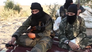 Na snímku jsou údajně britští islamisté v Sýrii.