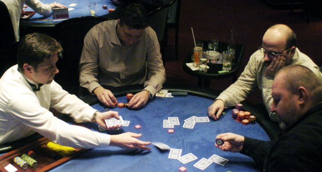 Podle Nejvyššího správního soudu hraje v pokeru velkou roli náhoda, proto spadá do loterijního zákona.