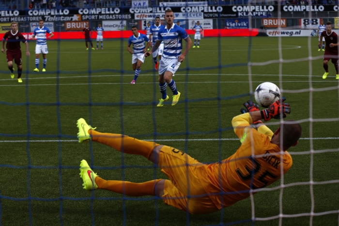 Gólman Sparty David Bičík právě likviduje penaltu nařízenou za faul na útočníka Zwolle Tomáše Necida. 