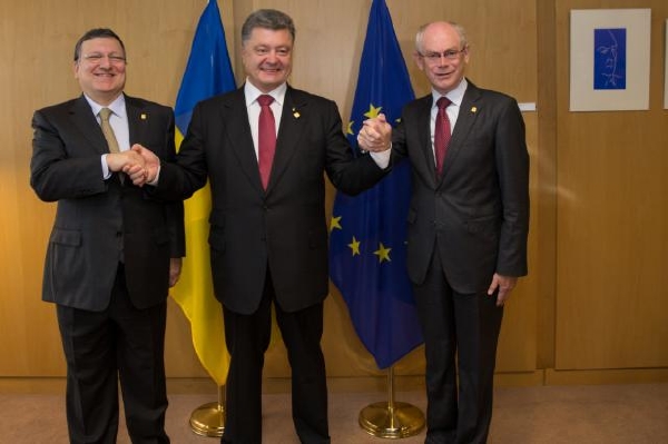 Prezident Porošenko (uprostřed) s šéfem EK Barrosem a prezidentem EU van Rompuyem.