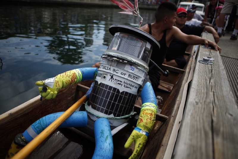HitchBot se také svezl lodí. HitchBot se také svezl lodí.