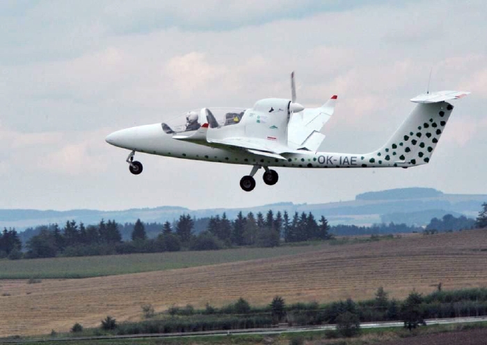 Vysoké učení technické v Brně pokročilo ve vývoji elektricky poháněného letounu. Stroj s označením VUT 051 RAY poprvé vzlétl.