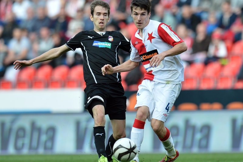 Robert Hrubý v souboji s plzeňským Tomášem Hořavou.