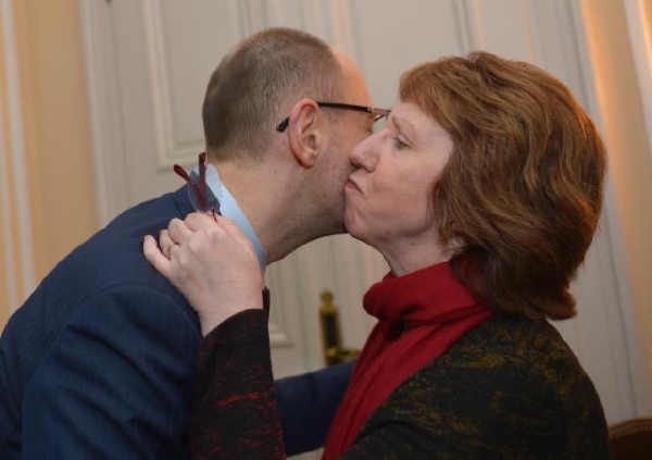 Premiér Jaceňuk se zdraví s šéfkou diplomacie EU Ashtonovou.