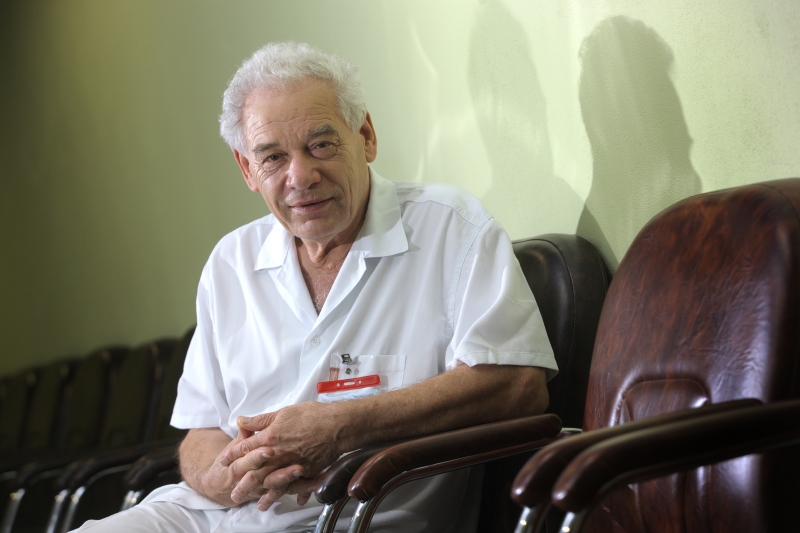 Lékař Josef Hyánek ve svých 81 letech stále aktivně ordinuje.