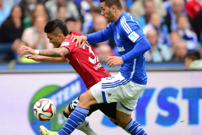 Leonardo Bittencourt v souboji se Seadem Kolasinacem ze Schalke. 