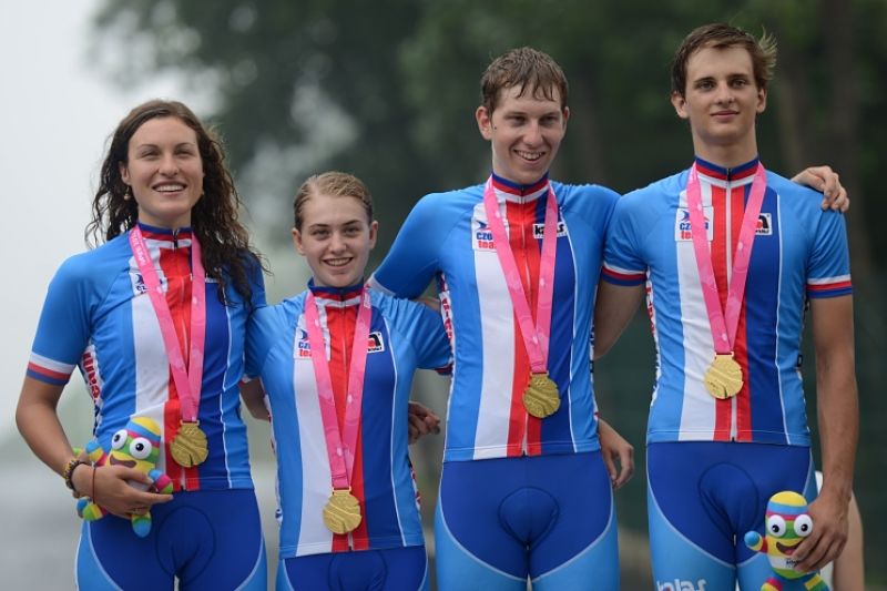 Smíšená štafeta cyklistů vybojovala pro českou výpravu první zlato. Zleva: Barbora Průdková, Nikola Nosková, Jan Rajchart a Roman Lehký. Smíšená štafeta cyklistů vybojovala pro českou výpravu první zlato. Zleva: Barbora Průdková, Nikola Nosková, Jan Rajchart a Roman Lehký.