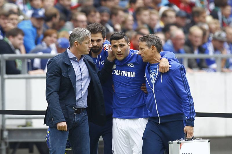 Saed Kolašinac (uprostřed) podstoupí v úterý operaci kolene a přijde o půl roku. Saed Kolašinac (uprostřed) podstoupí v úterý operaci kolene a přijde o půl roku.