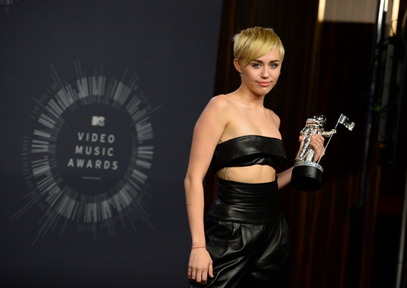 Miley Cyrusová tentokrát na předávání cen nevystupovala, na pódium za sebe poslala "lepší náhradu". Miley Cyrusová tentokrát na předávání cen nevystupovala, na pódium za sebe poslala "lepší náhradu".