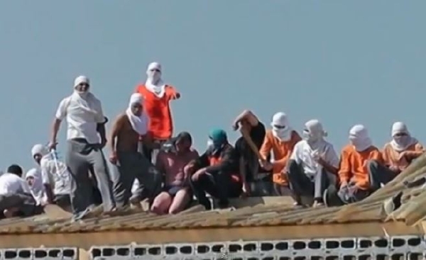 Vzbouření vězni na střeše káznice.