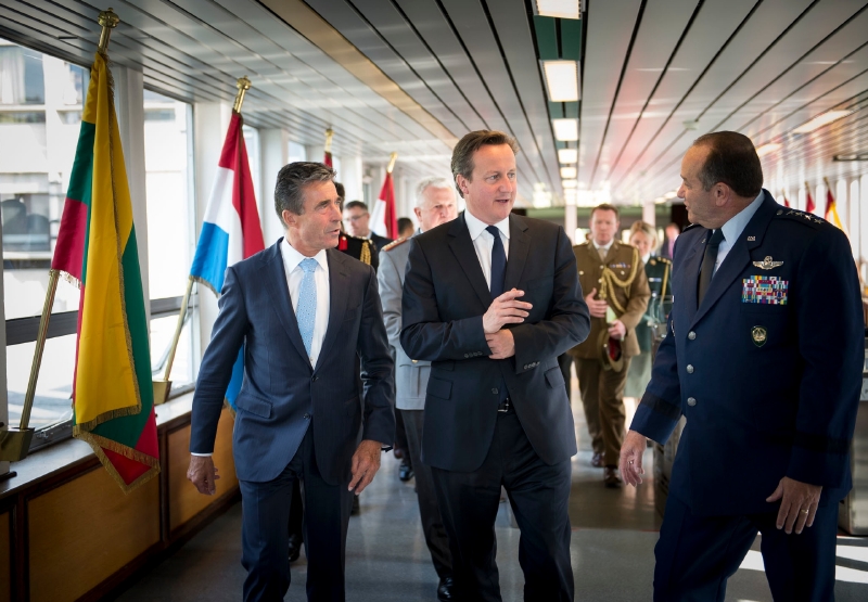 Šéf NATO Rasmussen, britský premiér Cameron, generál Breedlove, vrchní velitel SACEUR.