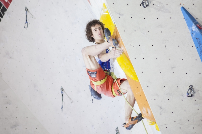 Sportovní lezec Adam Ondra vyhrál poprvé mistrovství světa v boulderingu a do své sbírky přidal už šestou medaili ze světových šampionátů.