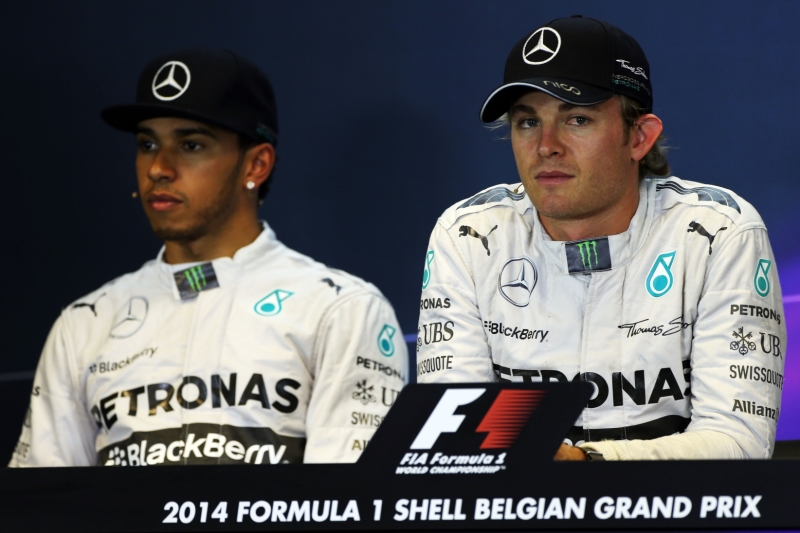Lewis Hamilton (vlevo) a Nico Rosberg.