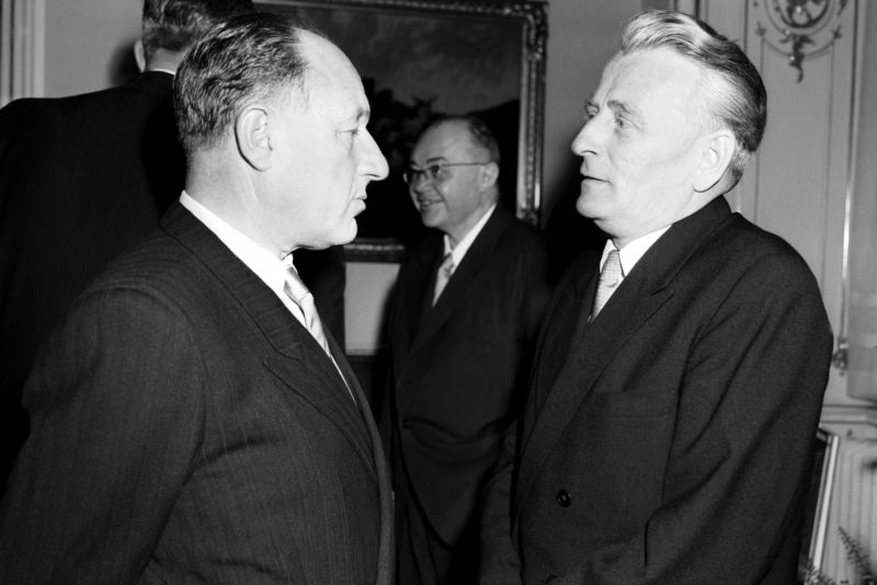 Prezident republiky Antonín Novotný (vpravo) v rozhovoru s MUDr Františkem Krieglem, vyznamenaným Řádem práce, na Pražském hradě 30. dubna 1960.