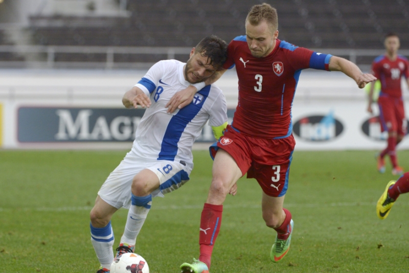Michal Kadlec (v červeném).