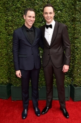 Herec Jim Parsons získal za roli Sheldona Coopera v seriálu Teorie velkého třesku čtvrtou televizní cenu Emmy. Na snímku se svým partnerem Toddem Spiewakem, se kterým tvoří pár už dvanáct let.