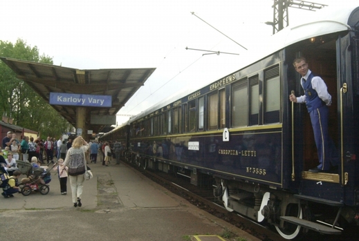 Karlovy Vary, rok 2003. Trasa z Benátek přes Vídeň, Prahu, Frankfurt a Paříž do Londýna.