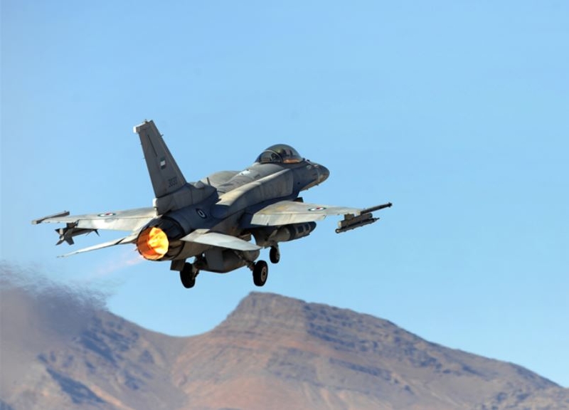 Start amerického letounu F-16E ve výzbroji Emirátů.