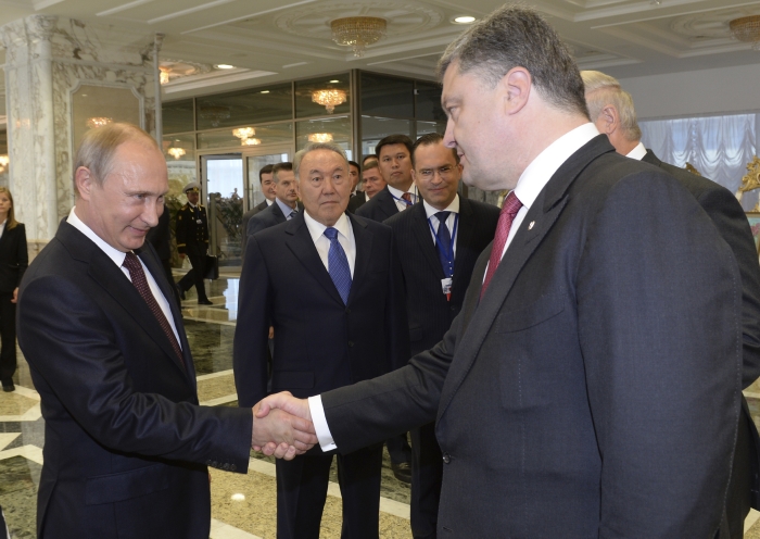 Vladimir Putin si třese rukou s Petro Porošenkem.