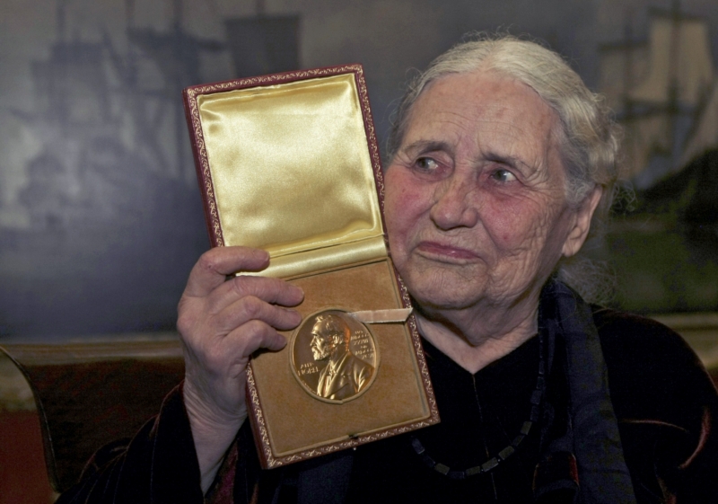 Britská spisovatelka Doris Lessingová s Nobelovou cenou za literaturu. Britská spisovatelka Doris Lessingová s Nobelovou cenou za literaturu.