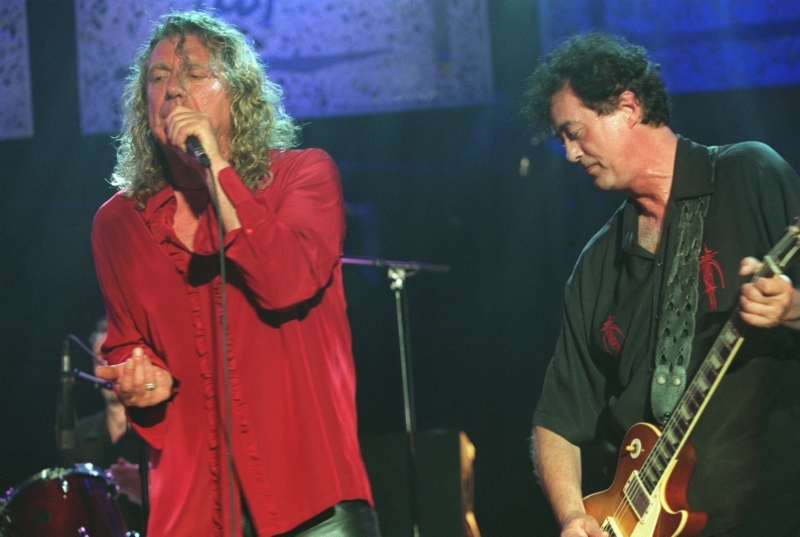 Zpěvák Robert Plant a kytarista Jimmy Page, členové někdejší legendární rockové skupiny Led Zeppelin (2001).