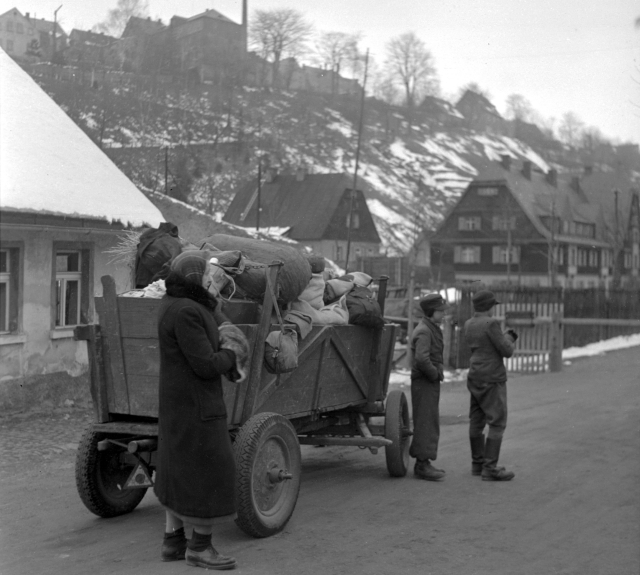 Momentka z odsunu německého obyvatelstva, československé  pohraničí, listopad 1945.