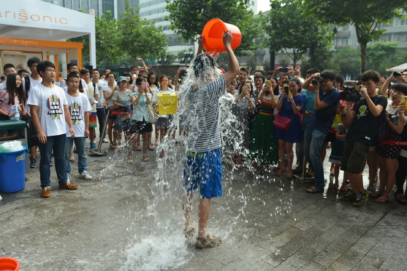 Ice Bucket Challenge zachvátila svět.