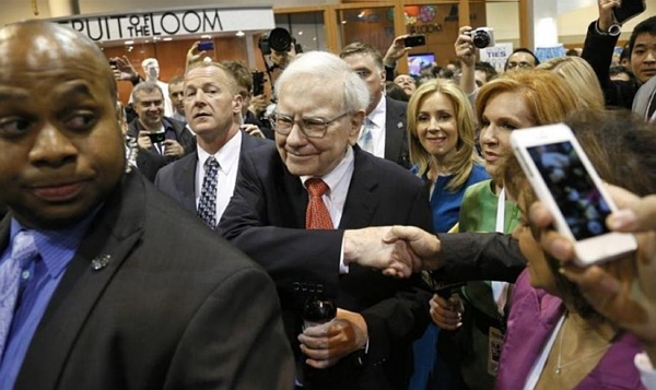 Warren Buffett si tak trochu hraje na celebritu. Valná hromada ve velkém stylu.