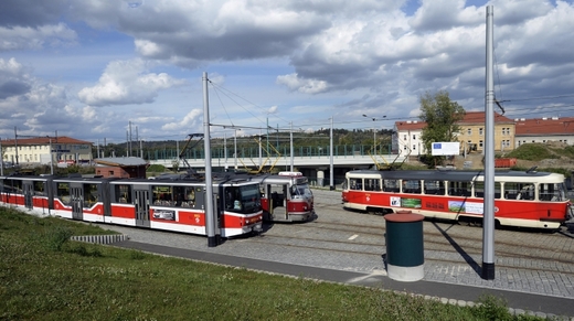 Podbaba má novou tramvajovou točnu i vlakovou zastávku.