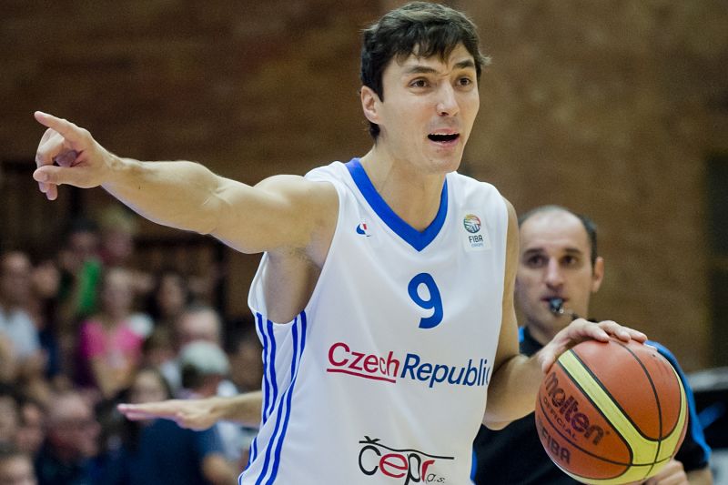 Čeští basketbalisté po prohře v Maďarsku klesli v tabulce na druhé místo. Čeští basketbalisté po prohře v Maďarsku klesli v tabulce na druhé místo.