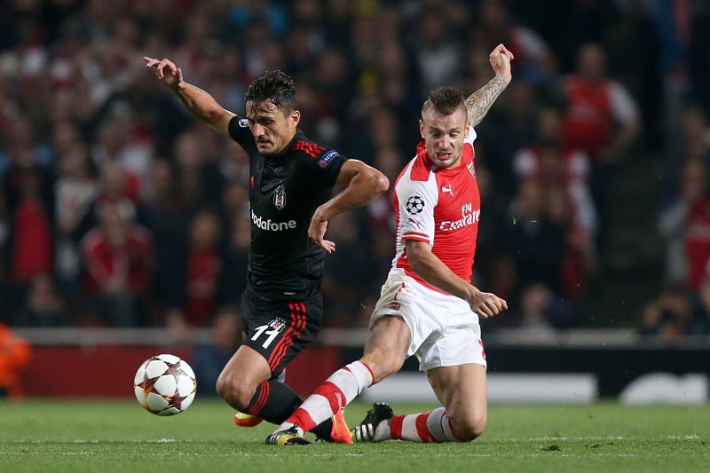 Arsenal v oslabení porazil Besiktas 1:0 a postoupil do základní skupiny.
