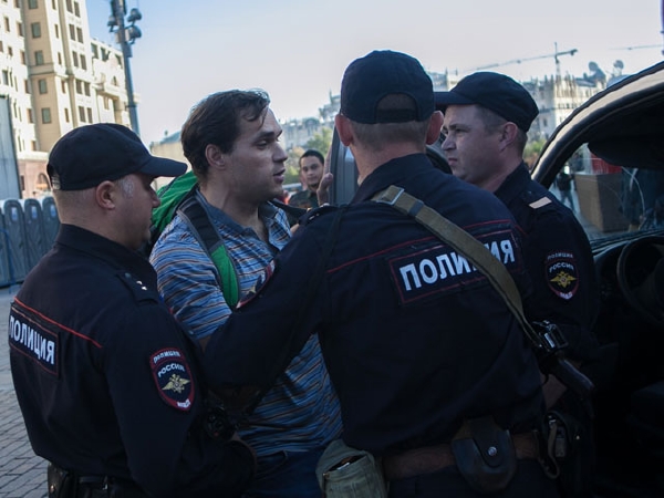 Demonstroval chvilku proti válce u zdí Kremlu.