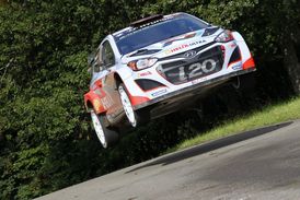 Thierry Neuville při své vítězné jízdě v Německé rally.