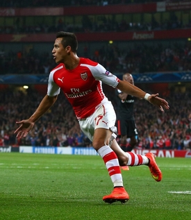 Alexis Sánchez se raduje z gólu v utkání proti Besiktasi.