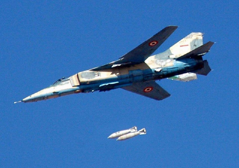 Syrský letoun bombarduje teroristy (ilustrační foto).