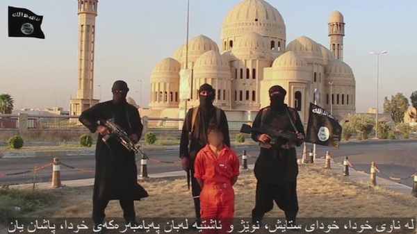 Kurd krátce před popravou islamisty.