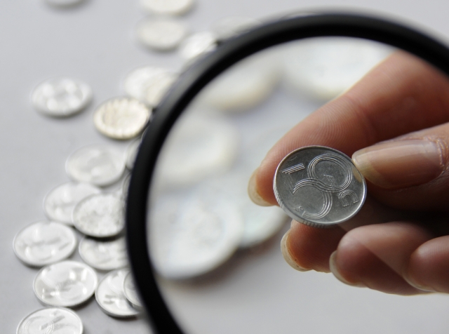 Mezi lidmi zůstává zhruba 365 milionů kusů padesátihaléřů a 5,2 milionu kusů dvacetikorun.
