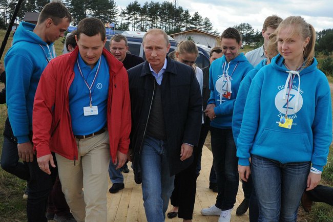 Putin mezi mládežníky.
