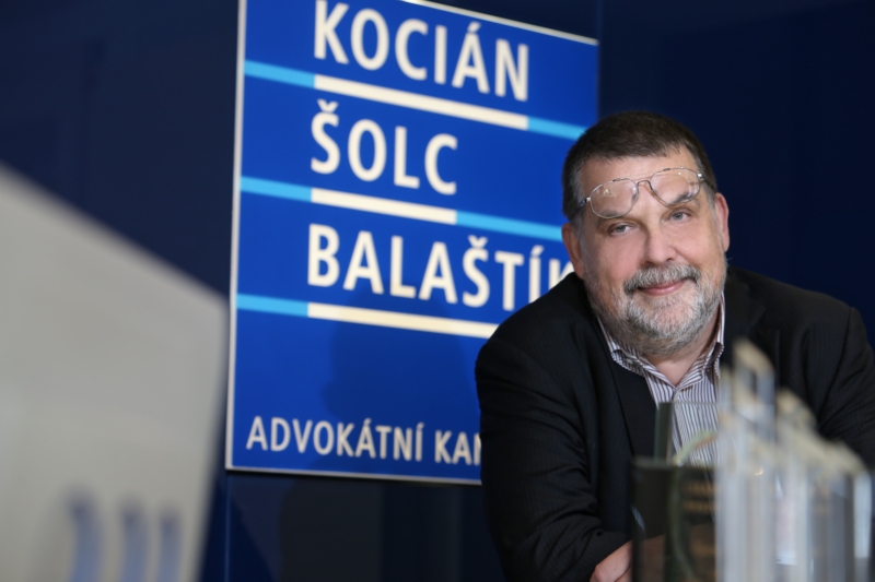 Soudci, kteří rozhodují o obchodním právu, nemají příliš ponětí o fungování ekonomiky, říká Martin Šolc.