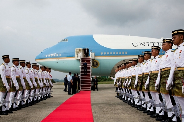 Obama se svým letadlem po příletu do Malajsie.