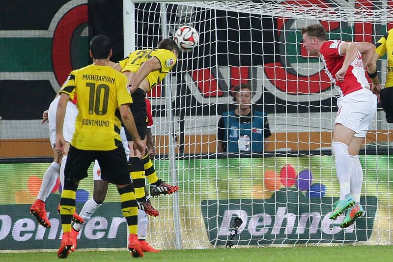 Fotbalisté Dortmundu napravili nepovedený vstup do sezony a ve 2. kole německé ligy zvítězili 3:2 na hřišti Augsburgu. Fotbalisté Dortmundu napravili nepovedený vstup do sezony a ve 2. kole německé ligy zvítězili 3:2 na hřišti Augsburgu.
