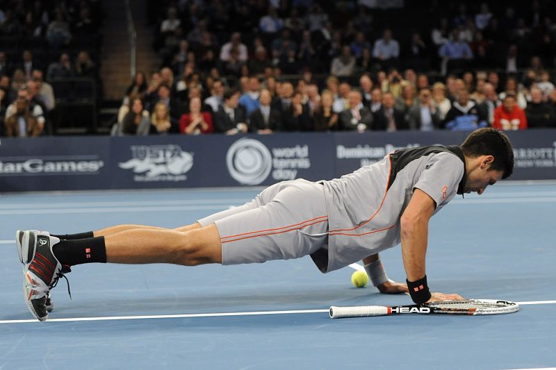 Novak Djokovič se na kurt za nepodařený úder k pobavení diváků někdy potrestá cvičením navíc.