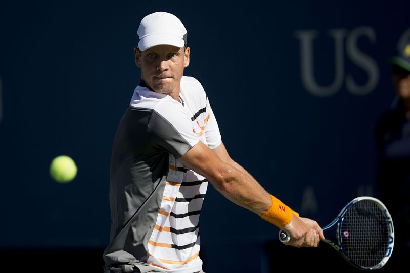 Tomáš Berdych přežil pětisetovou bitvu se Slovákem Martinem Kližanem. Tomáš Berdych přežil pětisetovou bitvu se Slovákem Martinem Kližanem.