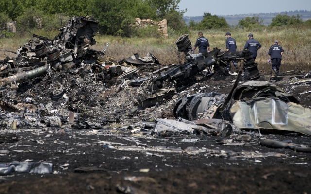 Podle Rusů se nyní málo hovoří o katastrofě boeingu. Na snímku místo pádu letadla.