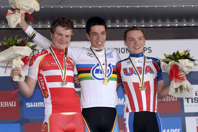 Ve věku osmnácti let zemřel belgický cyklistický talent Igor Decraene (uprostřed), úřadující juniorský mistr světa v časovce. Ve věku osmnácti let zemřel belgický cyklistický talent Igor Decraene (uprostřed), úřadující juniorský mistr světa v časovce.