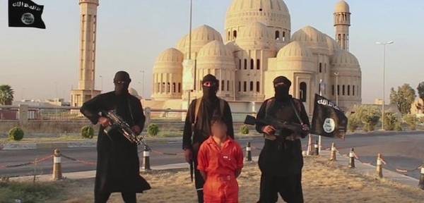 Islamisté před popravou jednoho z Kurdů.