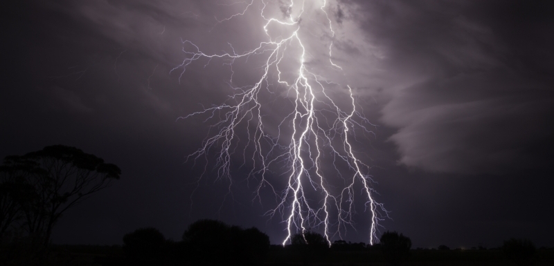 Meteorologové varují před silnými bouřkami.