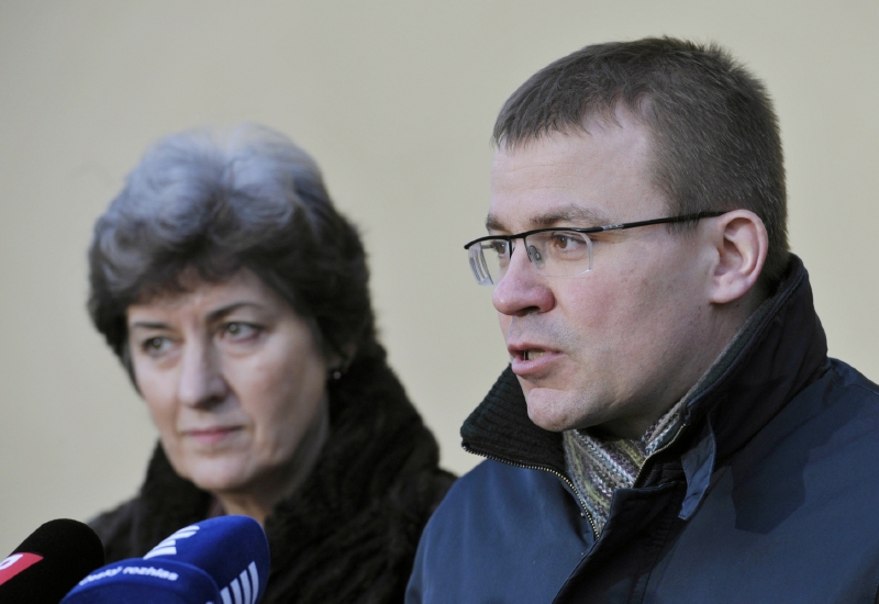 Místopředsedkyně ČSSD Alena Gajdůšková a generální sekretář České biskupské konference Tomáš Holub. Místopředsedkyně ČSSD Alena Gajdůšková a generální sekretář České biskupské konference Tomáš Holub.