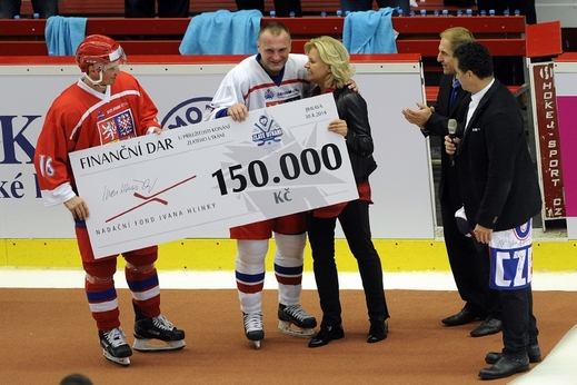 Zleva Petr Čajánek, Robert Reichel, vdova po Ivanu Hlinkovi Liběna Hlinková, která dostala pro Nadační fond Ivana Hlinky 150 tisíc korun, manažer Dukly Jihlava Bedřich Ščerban a moderátor Martin Dejdar.