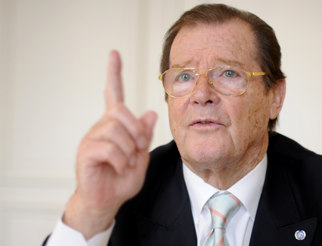 Roger Moore už nemůže pít martini.